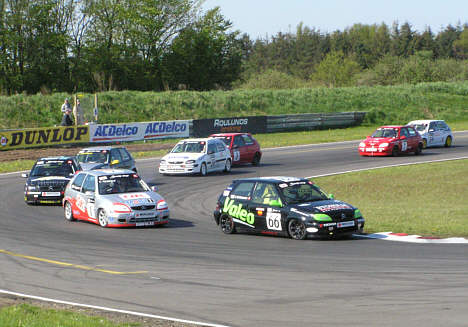 Starten på første løb - Claus Christensen har straks lagt sig i front.
(Foto: Motorsporten.dk)